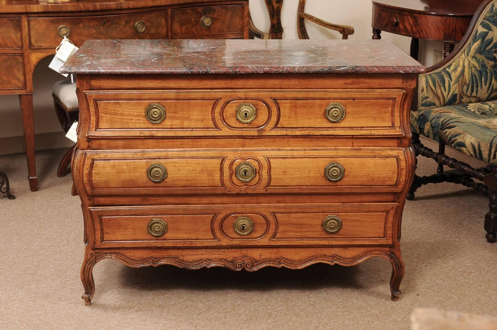 Metà XVIII secolo Commode francese Luigi XV del XVIII secolo in legno di frutto con piano in marmo in vendita