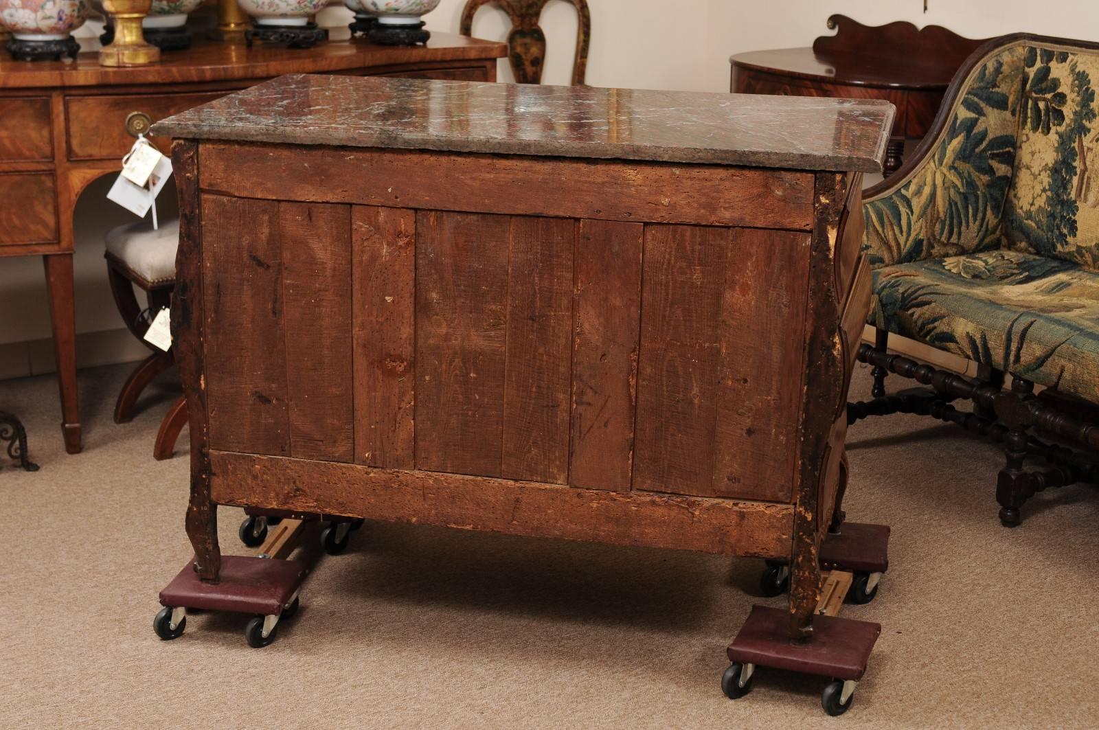 Commode francese Luigi XV del XVIII secolo in legno di frutto con piano in marmo in vendita 4