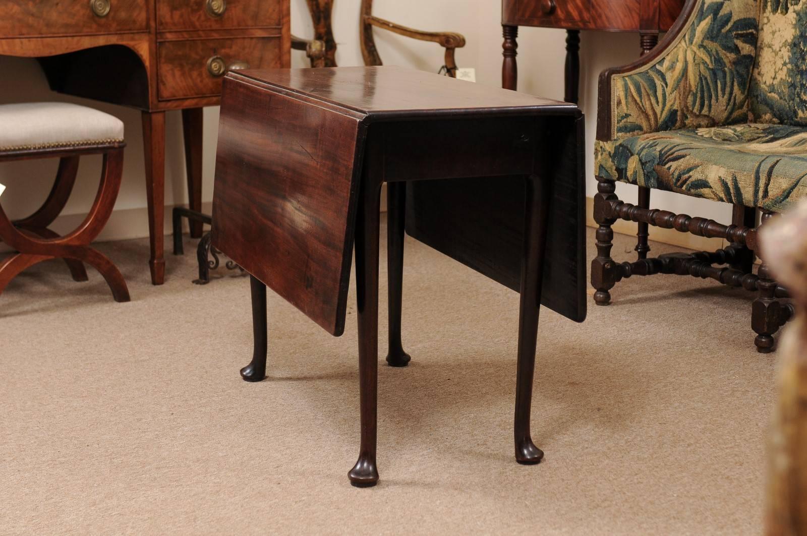 English 18th century drop leaf table in mahogany with drop leaves and pad feet. 

The dimension are with the table closed.