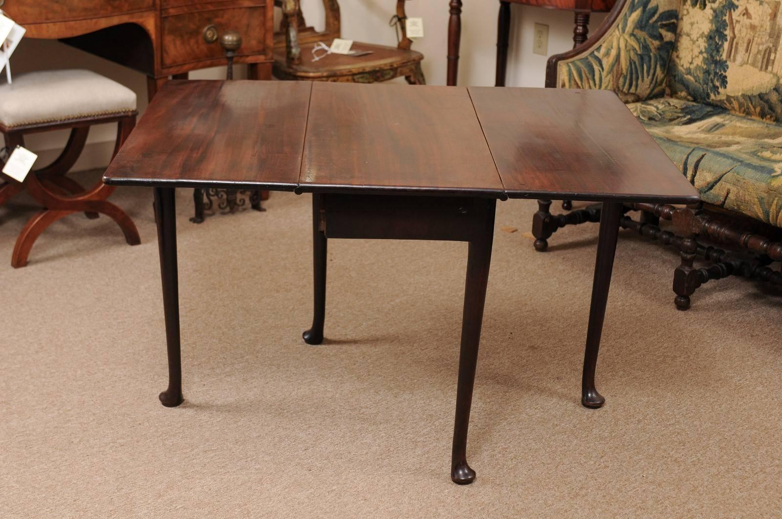 18th Century Mahogany Drop Leaf Table with Pad Feet, England For Sale 4