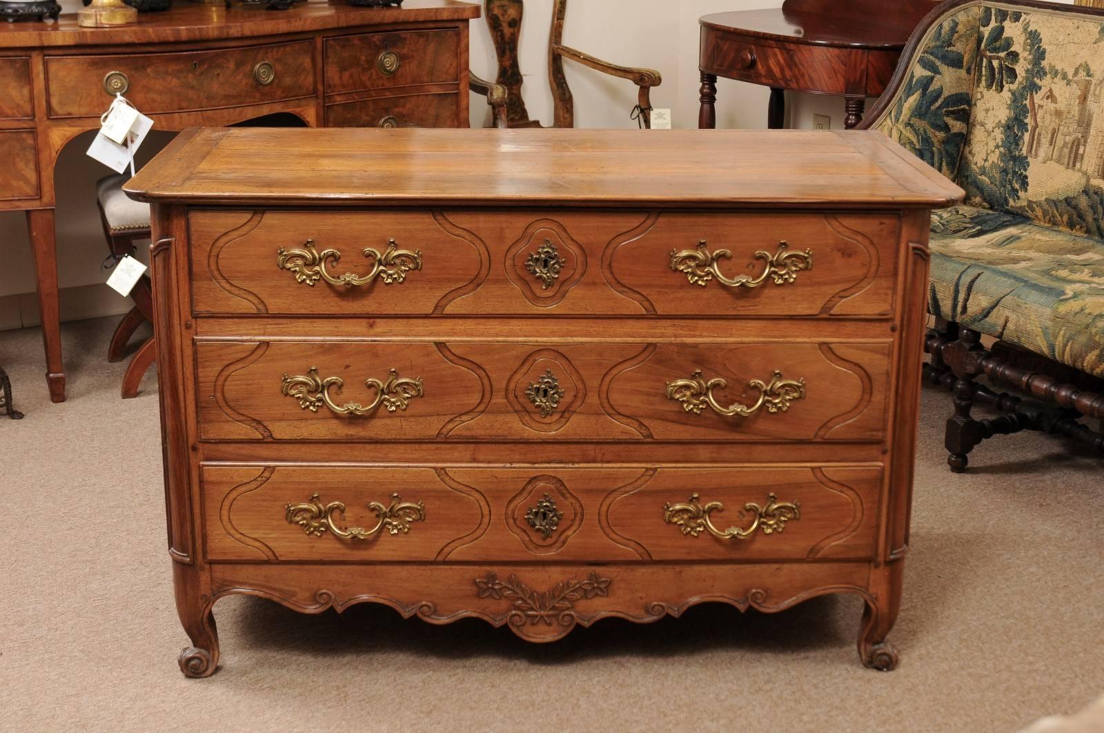 Louis XV Walnut Commode with 3 Drawers, France circa 1780 3