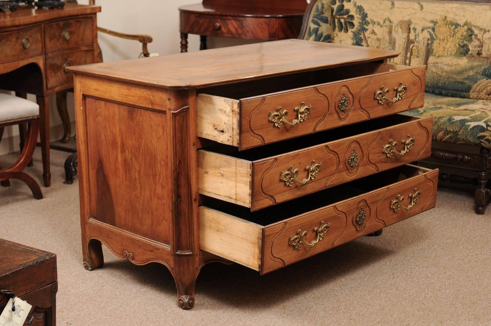 Louis XV Walnut Commode with 3 Drawers, France circa 1780 4