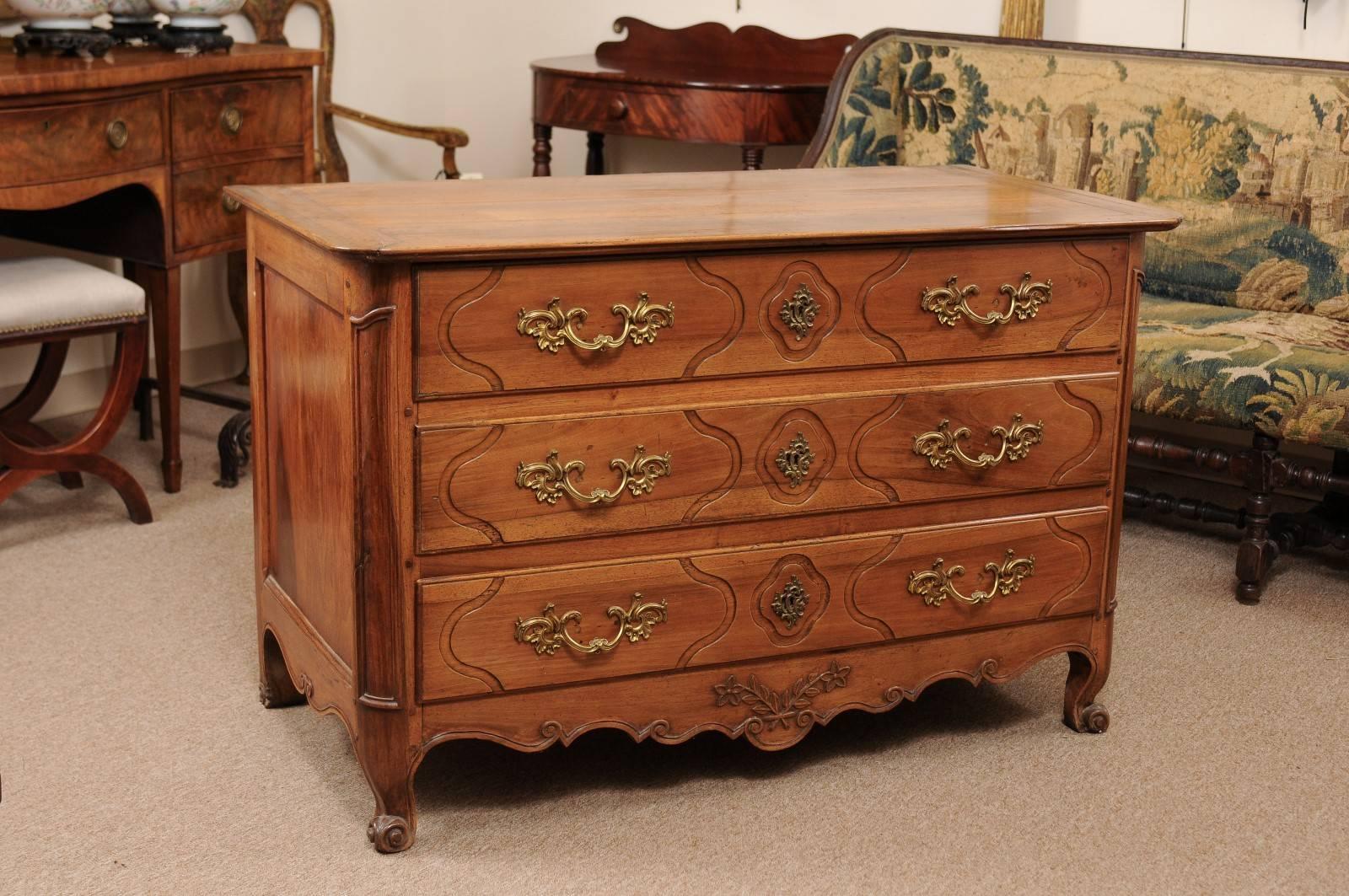 Louis XV Walnut Commode with 3 Drawers, France circa 1780 1