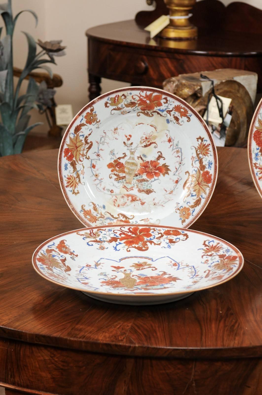 Set of 4 18th Century Chinese Export Imari Porcelain Chargers in 2 Sizes In Good Condition For Sale In Atlanta, GA