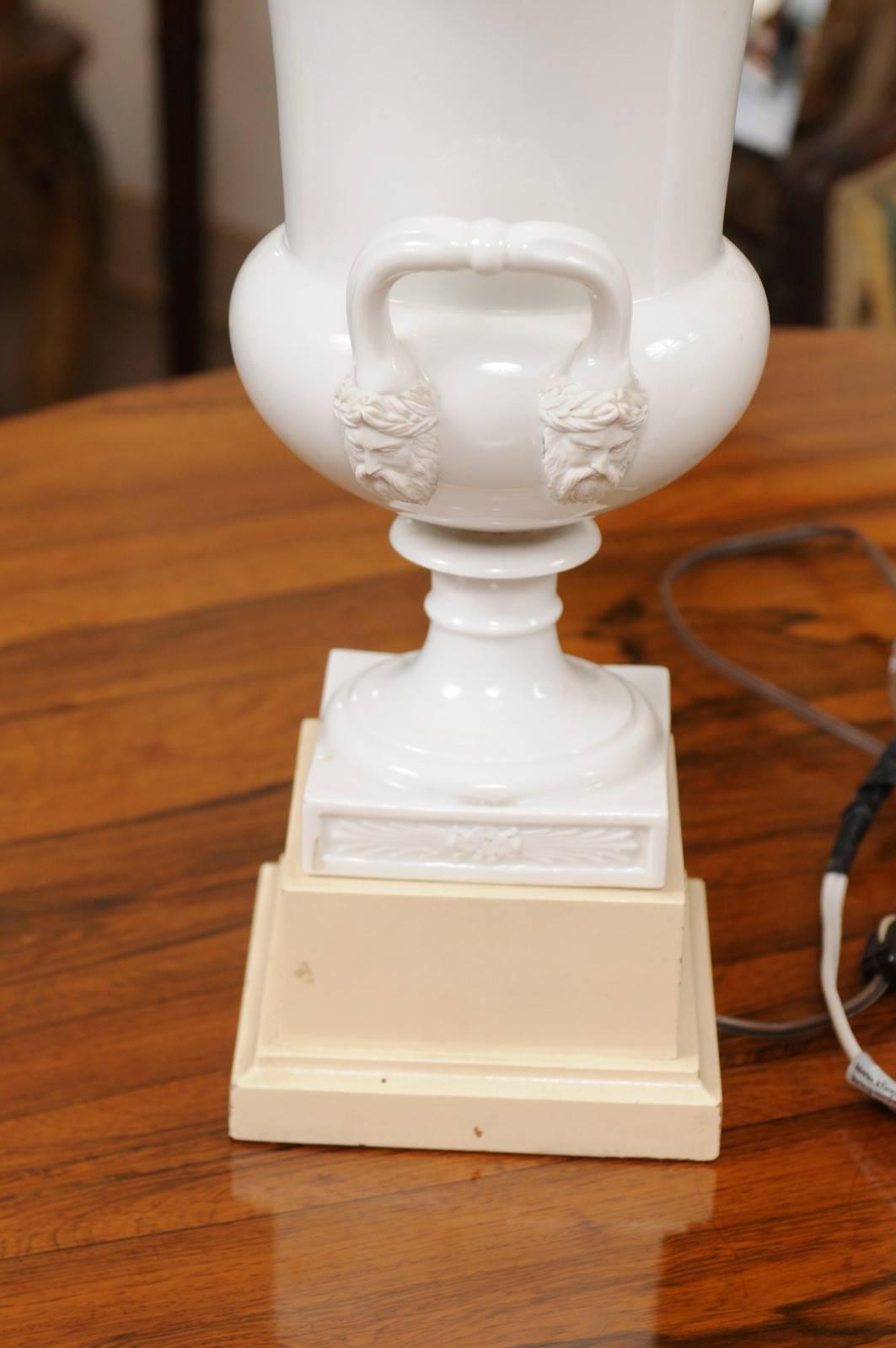 Paar Urnen aus weißem Porzellan im neoklassischen Stil, verkabelt als Lampen, 19. Jahrhundert im Angebot 5