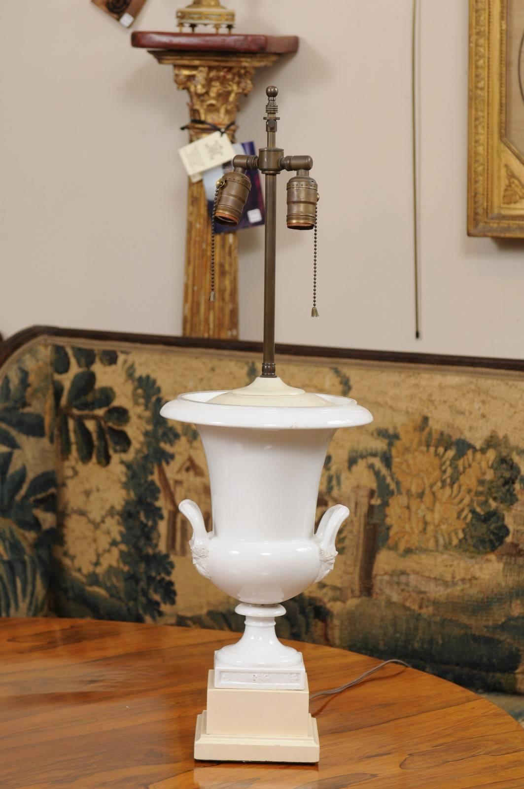 Europeo Coppia di urne in porcellana bianca in stile neoclassico, collegate come lampade, XIX secolo in vendita