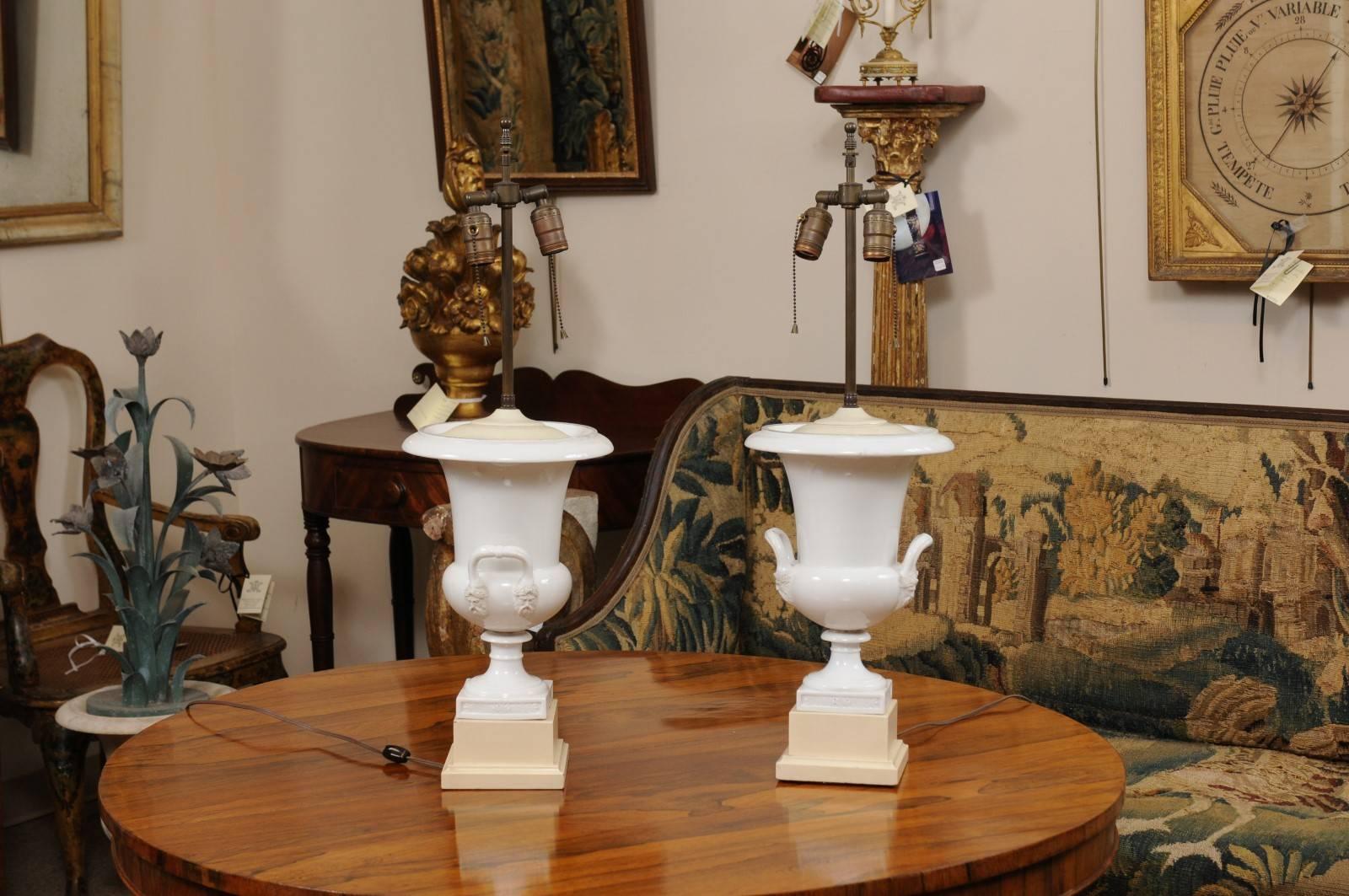 Paar Urnen aus weißem Porzellan im neoklassischen Stil, verkabelt als Lampen, 19. Jahrhundert im Angebot 2