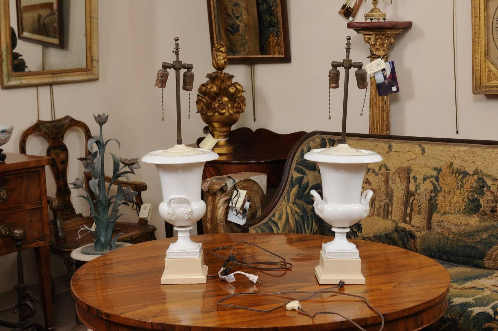Paar Urnen aus weißem Porzellan im neoklassischen Stil, verkabelt als Lampen, 19. Jahrhundert im Angebot 4