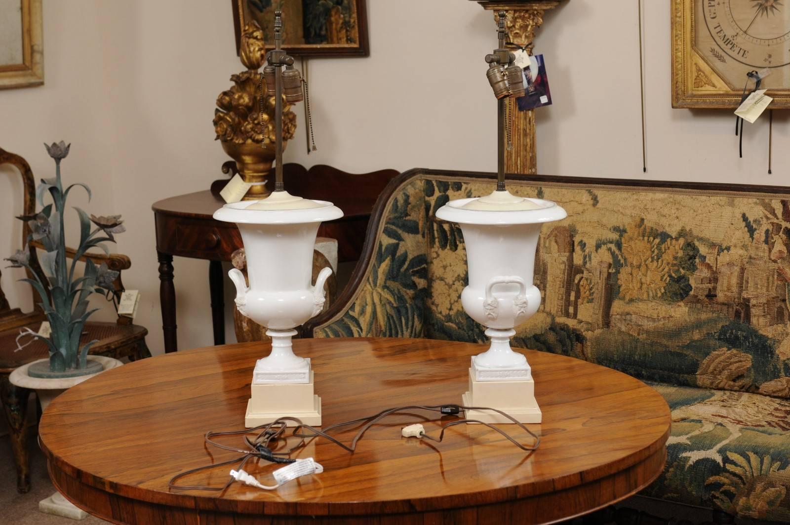 Paar Urnen aus weißem Porzellan im neoklassischen Stil, verkabelt als Lampen, 19. Jahrhundert im Angebot 3