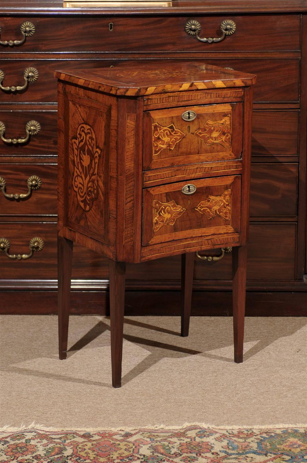 An Italian 19th century petite commode in ash and elm with concave front and inlay of birds. 