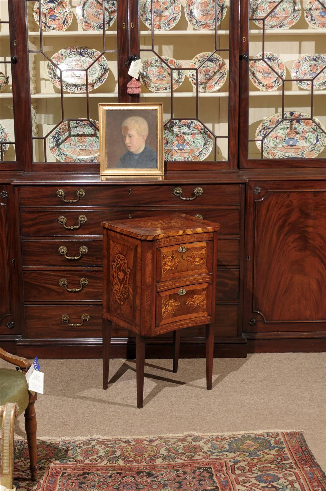 Italian 19th Century Petite Commode in Ash and Elm with Concave Front and Inlay In Excellent Condition In Atlanta, GA