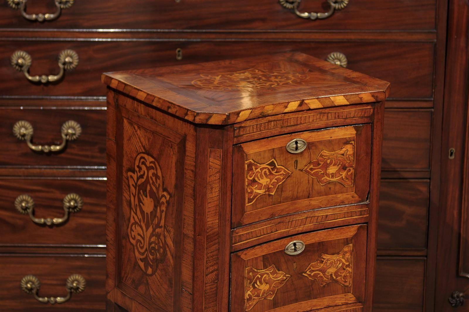 Italian 19th Century Petite Commode in Ash and Elm with Concave Front and Inlay 6