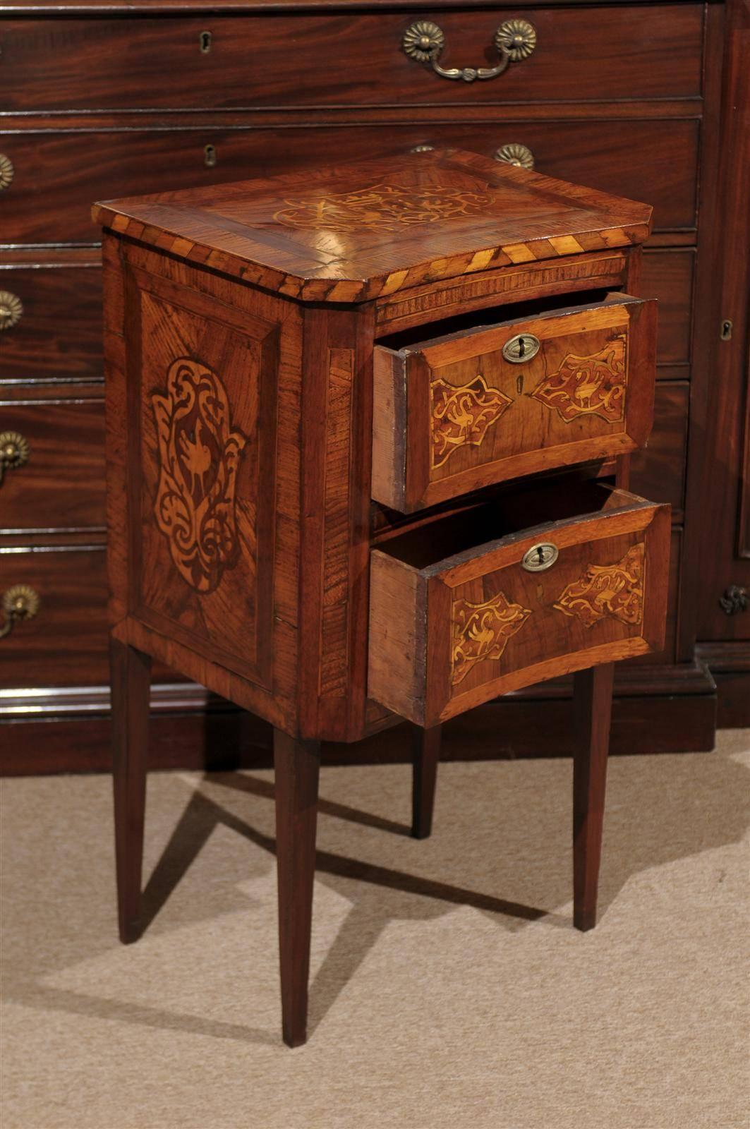 Italian 19th Century Petite Commode in Ash and Elm with Concave Front and Inlay 5