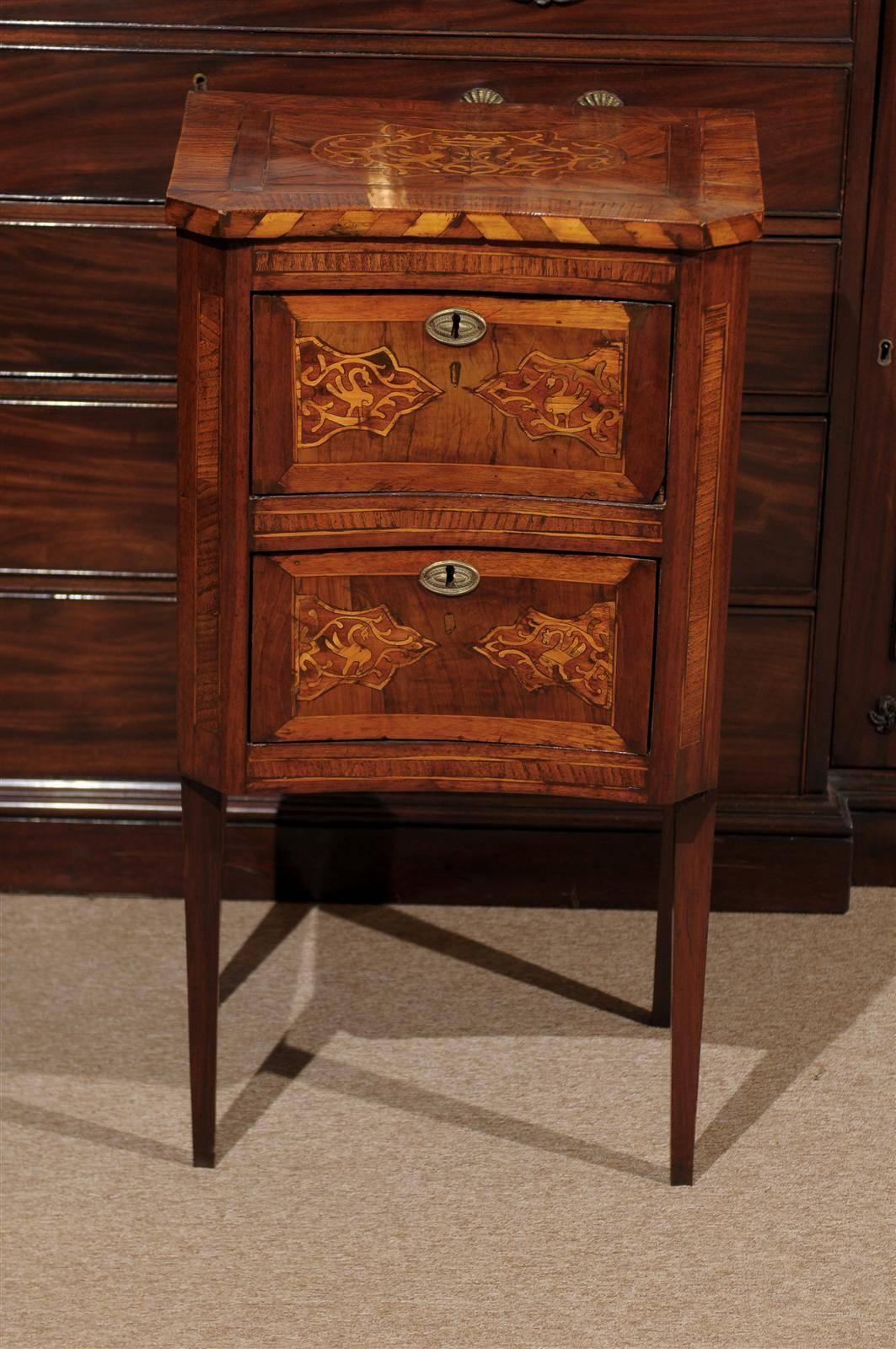 Italian 19th Century Petite Commode in Ash and Elm with Concave Front and Inlay 1