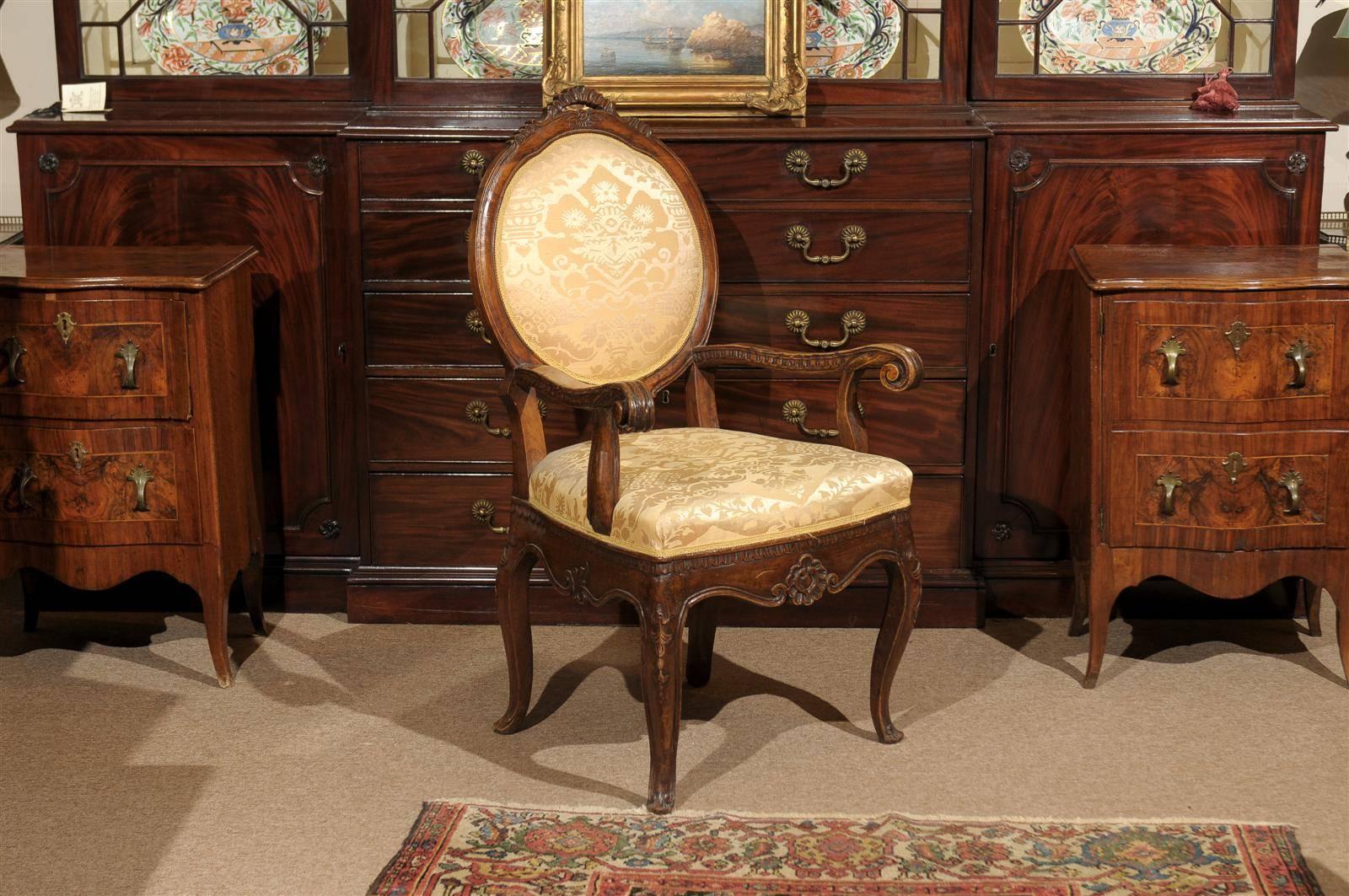 Italienischer Sessel aus Nussbaumholz mit geschwungenen Armlehnen aus dem 18. Jahrhundert im Zustand „Hervorragend“ im Angebot in Atlanta, GA