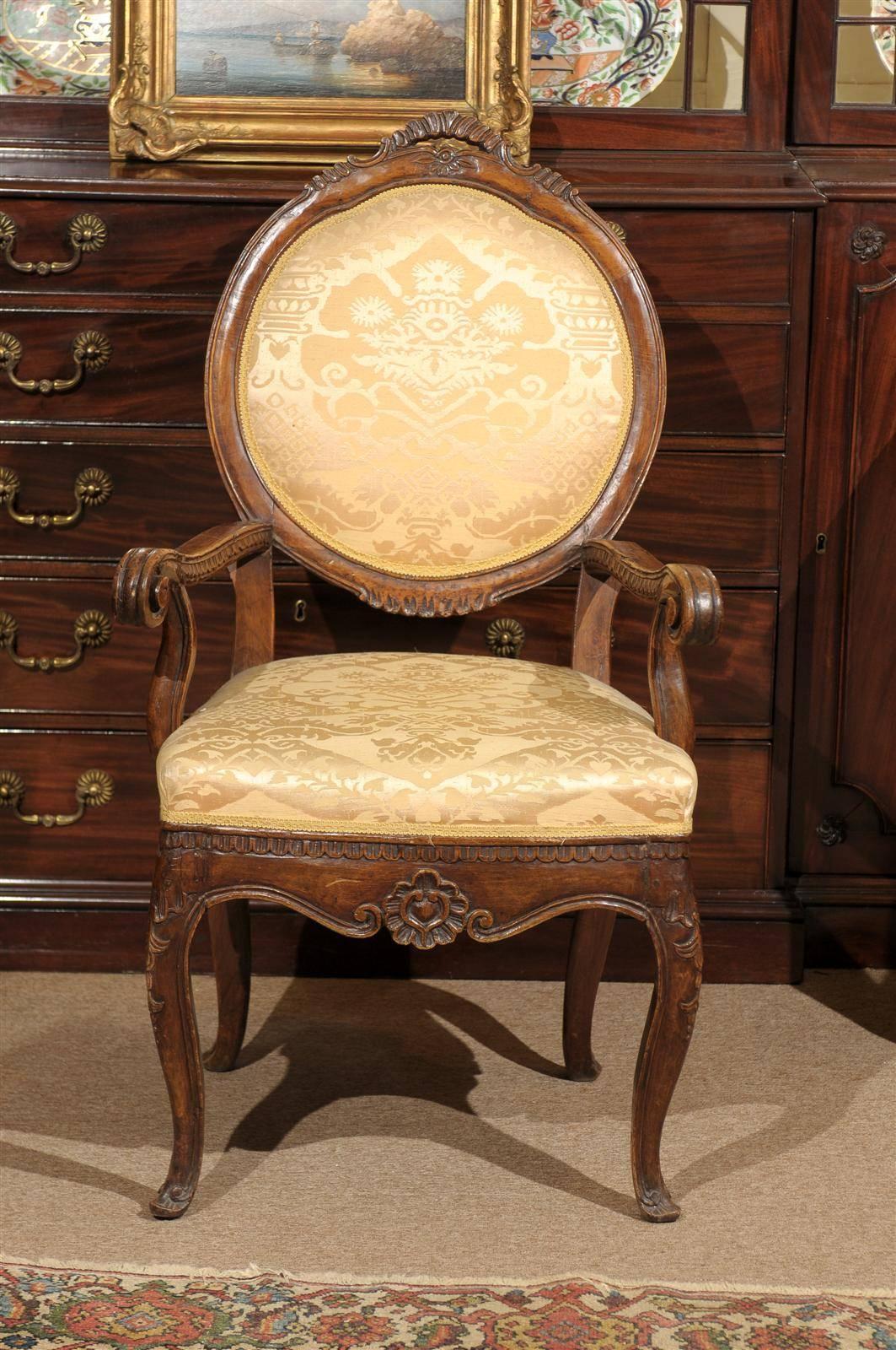 Italienischer Sessel aus Nussbaumholz mit geschwungenen Armlehnen aus dem 18. Jahrhundert im Angebot 1