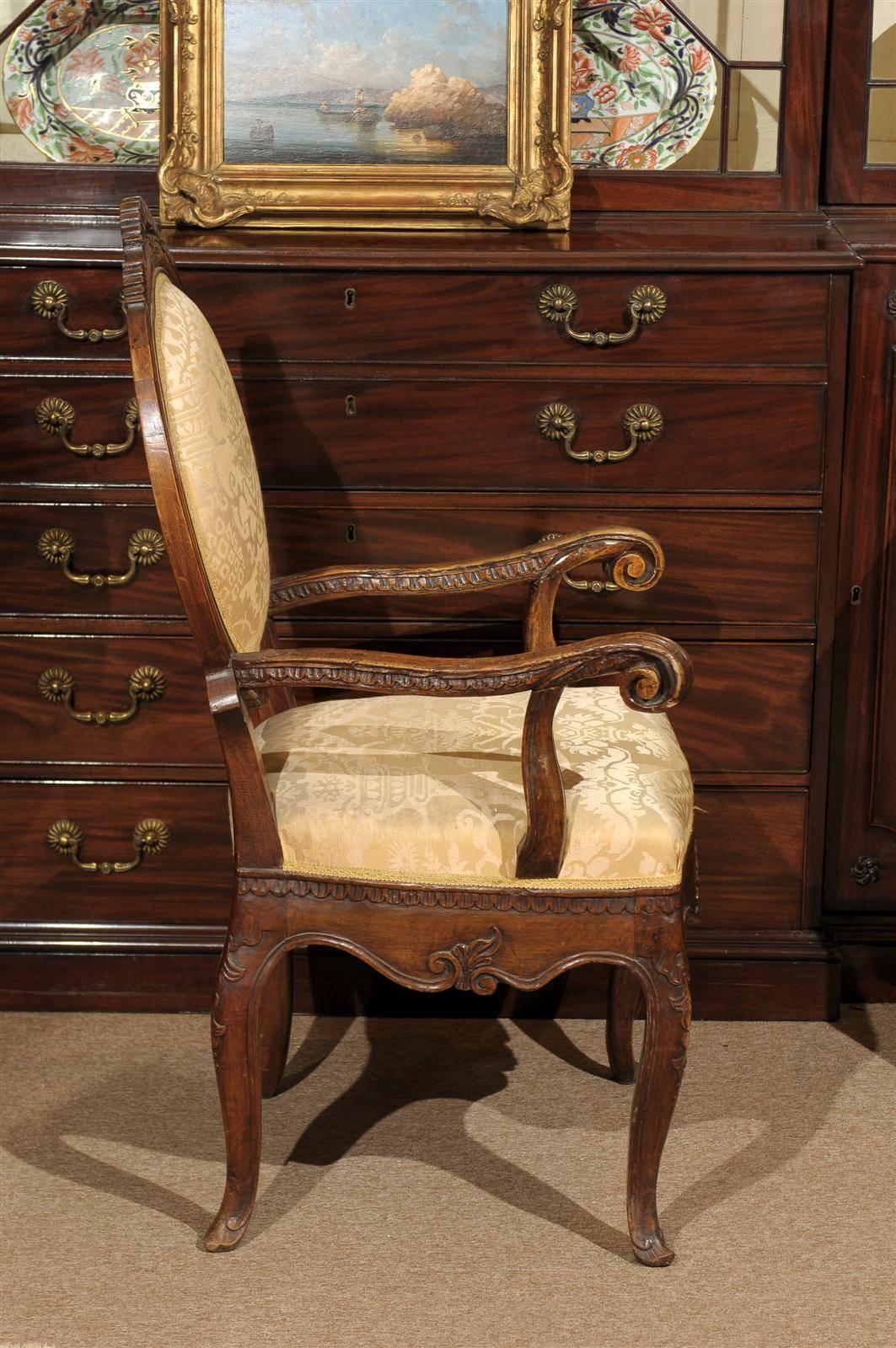 Italienischer Sessel aus Nussbaumholz mit geschwungenen Armlehnen aus dem 18. Jahrhundert (Walnuss) im Angebot