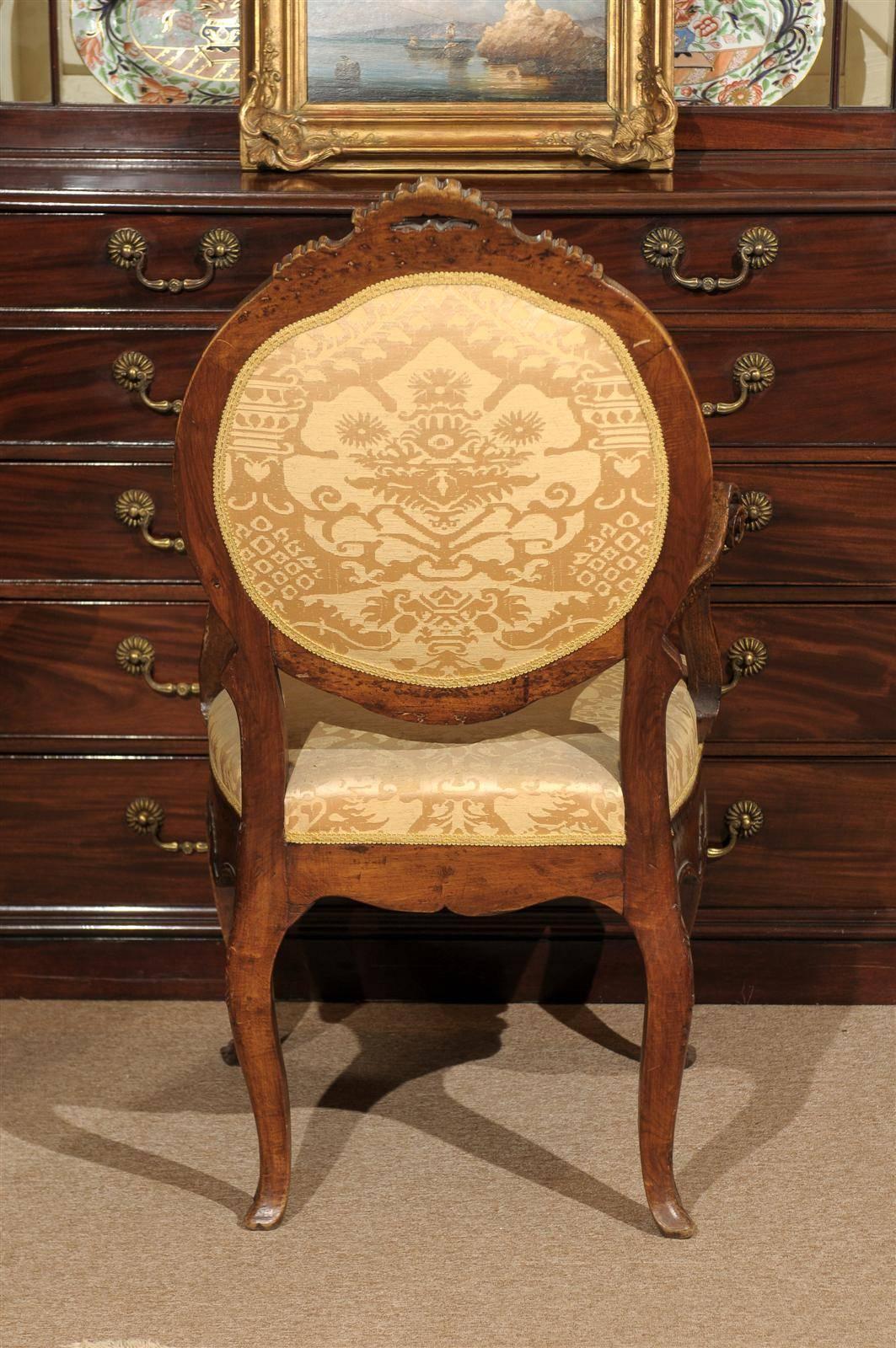 Italienischer Sessel aus Nussbaumholz mit geschwungenen Armlehnen aus dem 18. Jahrhundert im Angebot 5