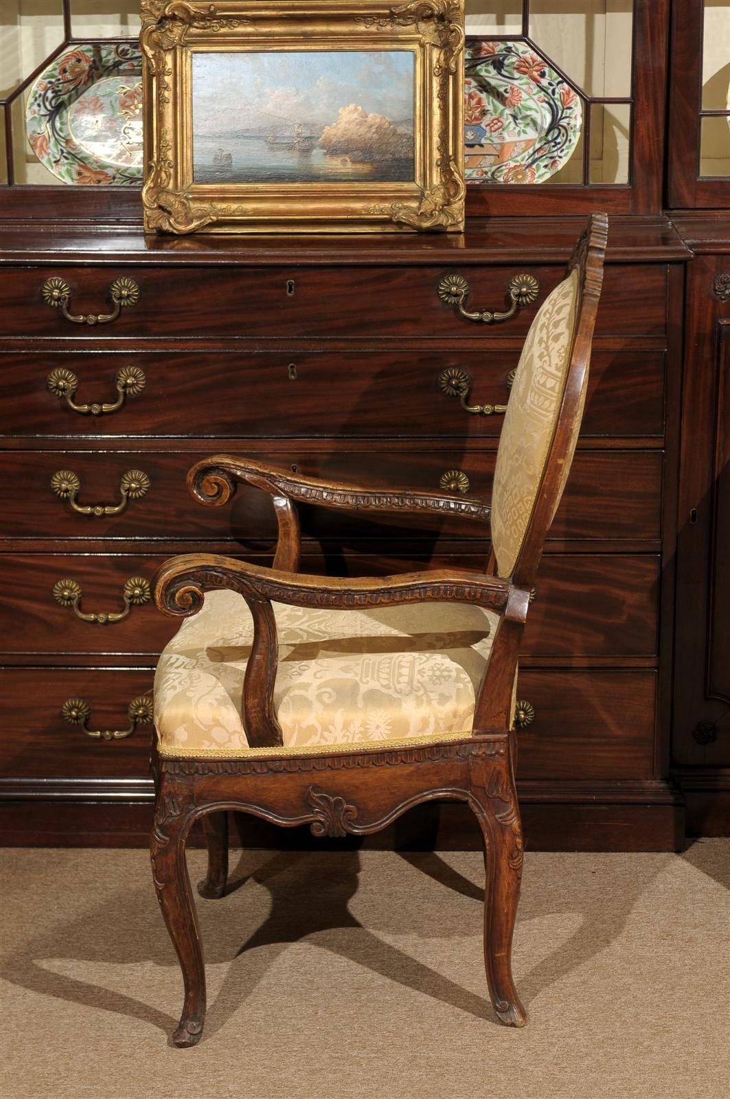 Italienischer Sessel aus Nussbaumholz mit geschwungenen Armlehnen aus dem 18. Jahrhundert im Angebot 3