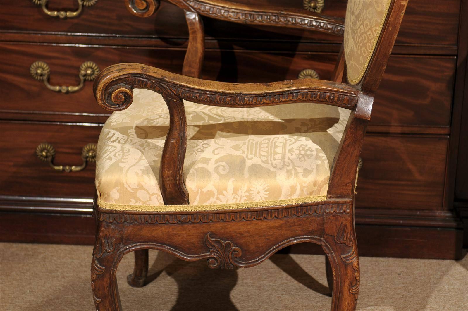 Italienischer Sessel aus Nussbaumholz mit geschwungenen Armlehnen aus dem 18. Jahrhundert (18. Jahrhundert und früher) im Angebot