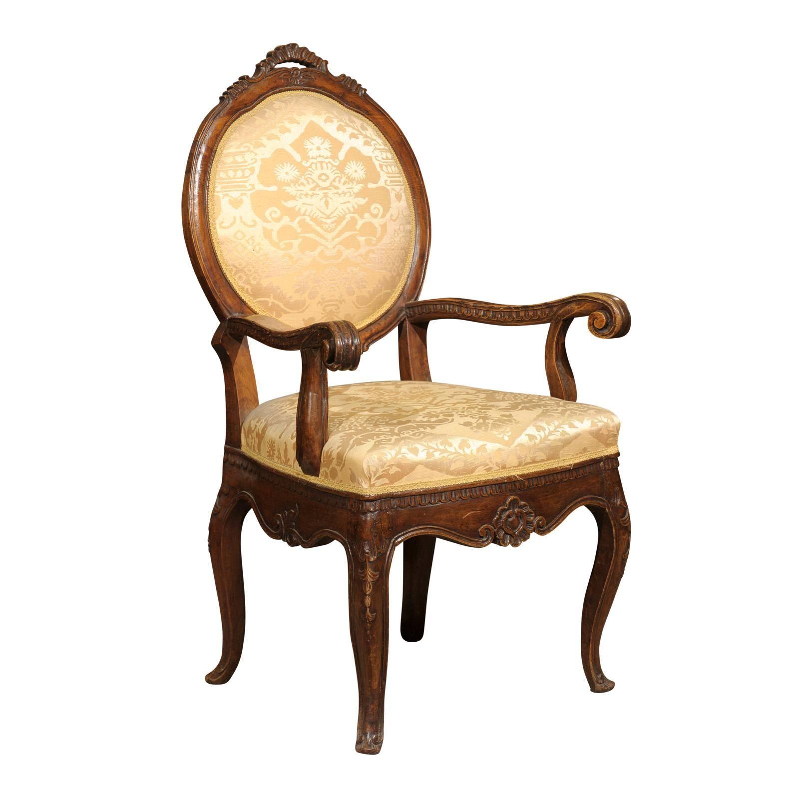 Italienischer Sessel aus Nussbaumholz mit geschwungenen Armlehnen aus dem 18. Jahrhundert