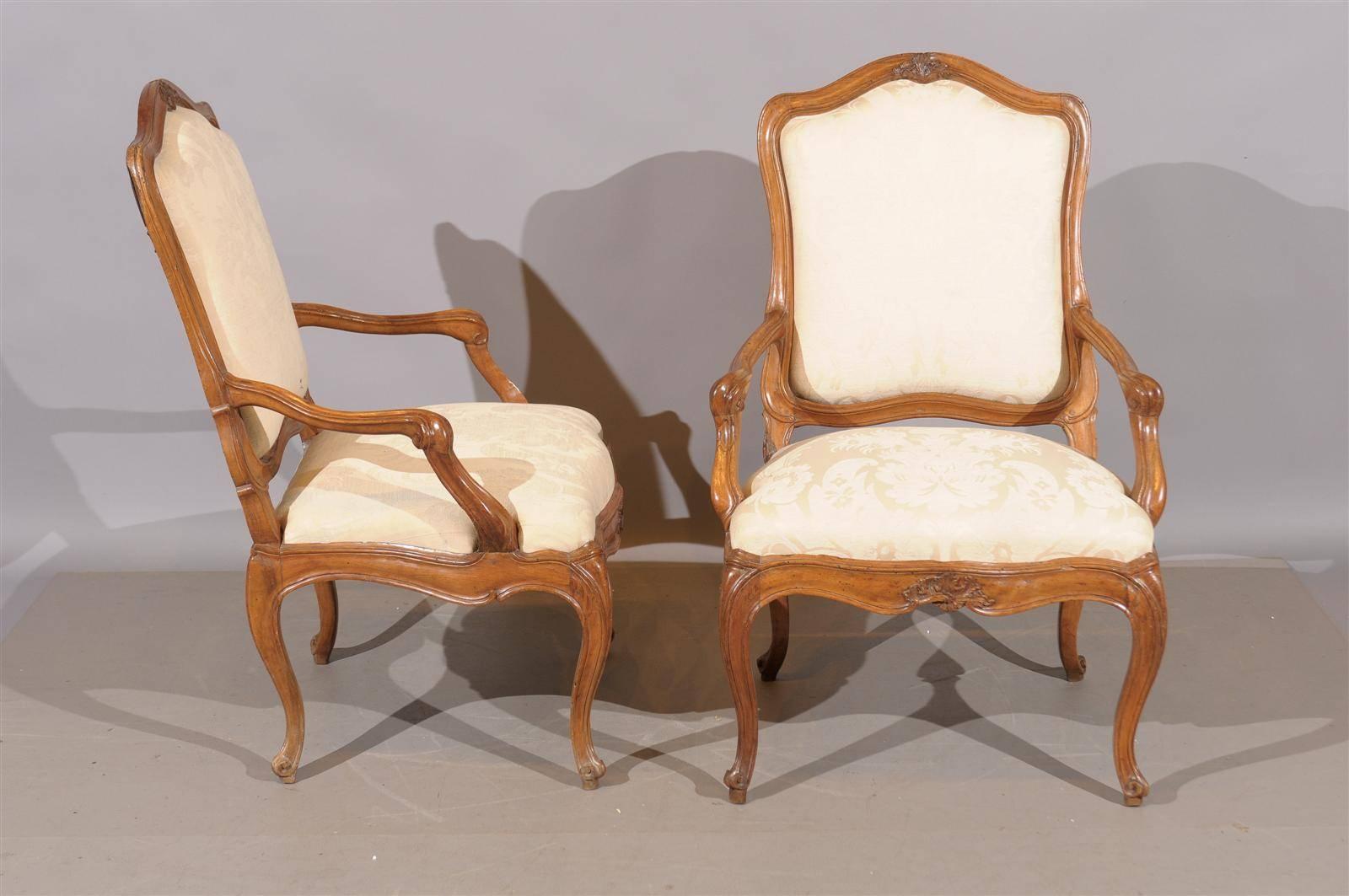 Pair of 18th Century Italian Walnut Armchairs from Genoa In Excellent Condition In Atlanta, GA