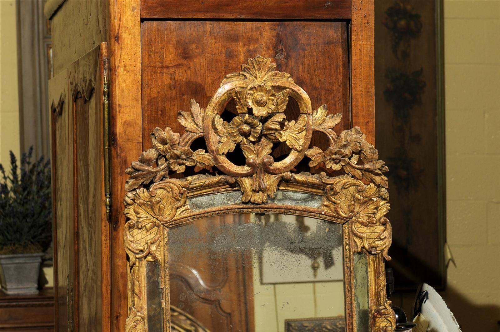 Early 18th Century French Giltwood Mirror with Flower Carving 4