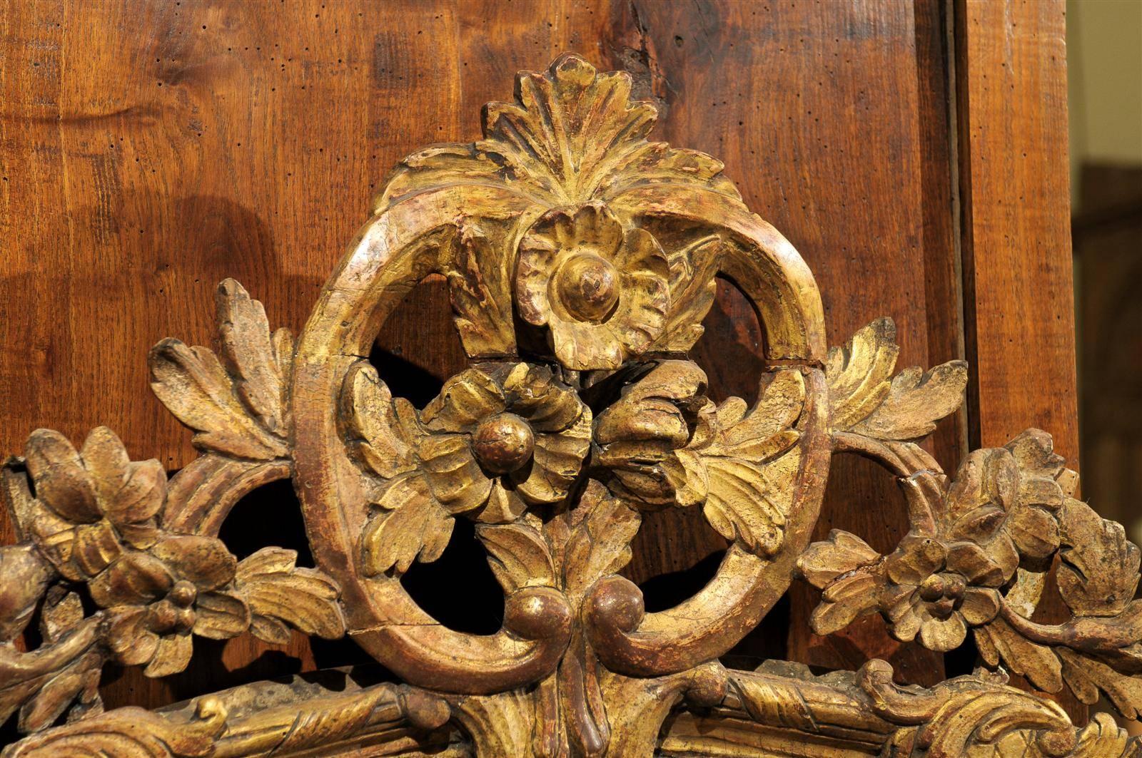 Early 18th Century French Giltwood Mirror with Flower Carving 3