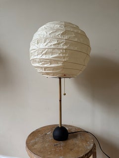Scultura luminosa Akari di Isamu Noguchi, lampada da tavolo modello BB1-30DD