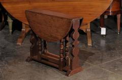 Petite English Gate-Leg Drop-Leaf Table Made of Oak from the Early 20th Century