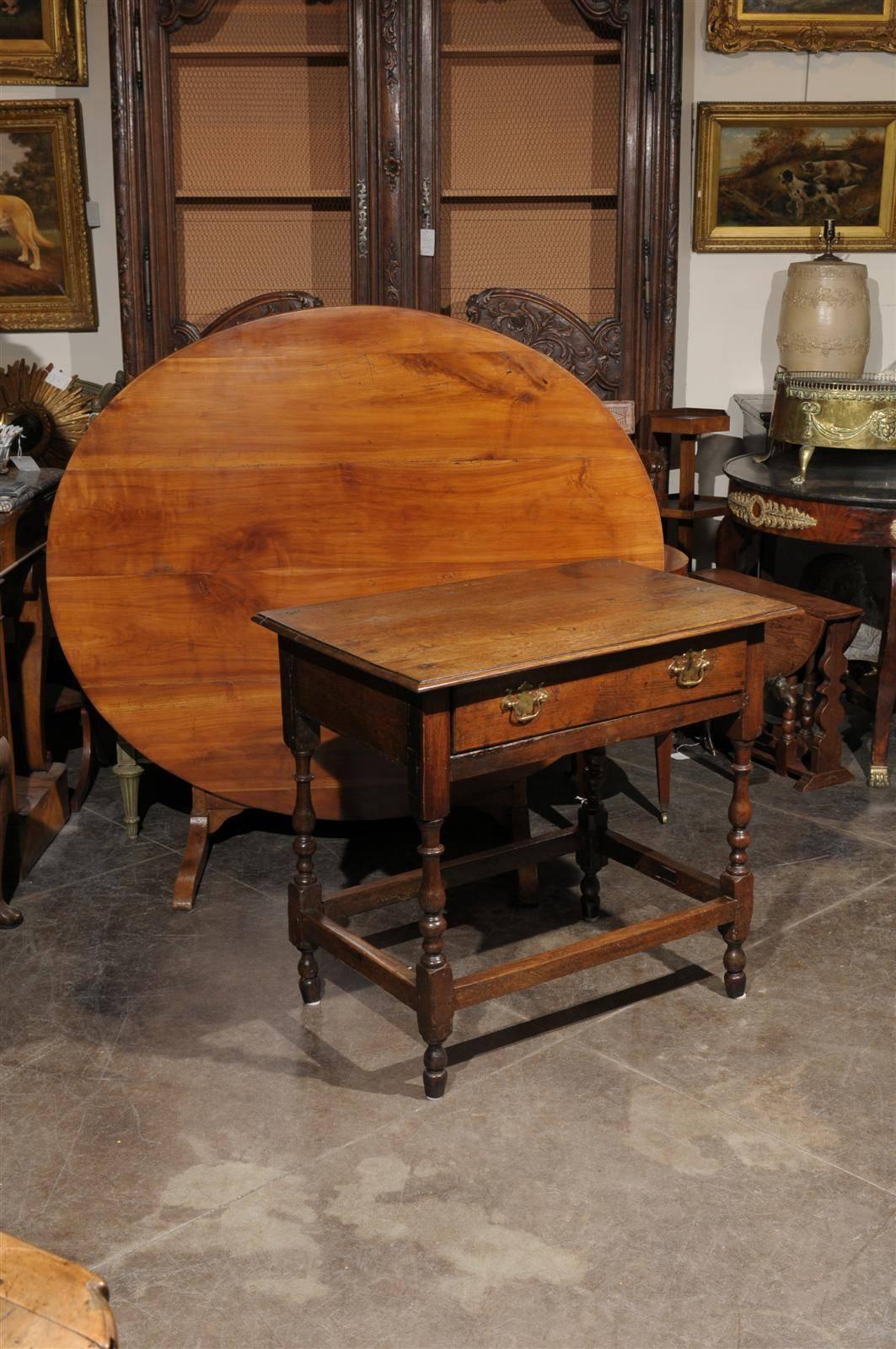 English Oak Side Table In Excellent Condition In Atlanta, GA