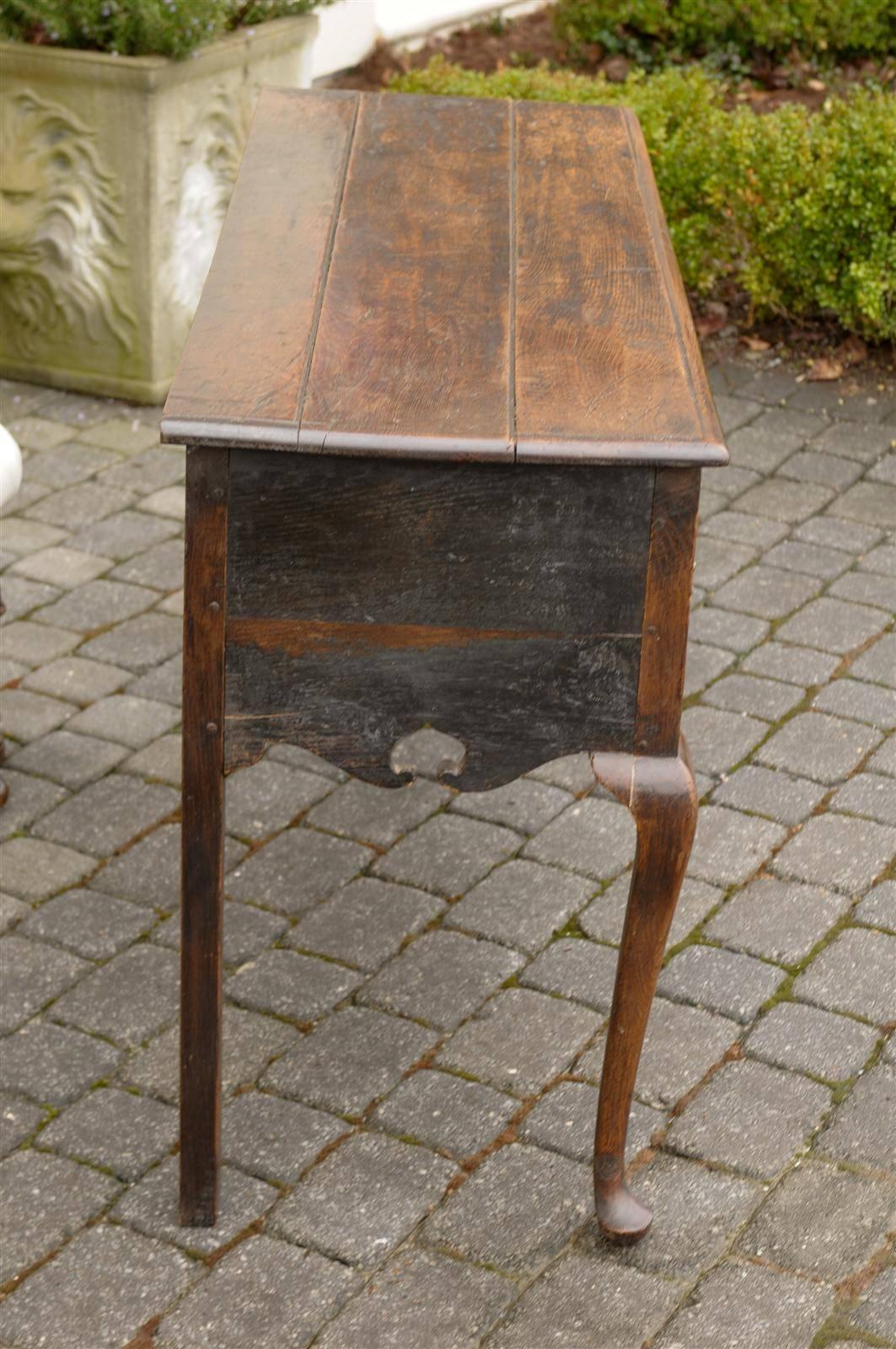 English Late 18th Century Oak Server with Three Drawers and Cabriole Legs For Sale 1
