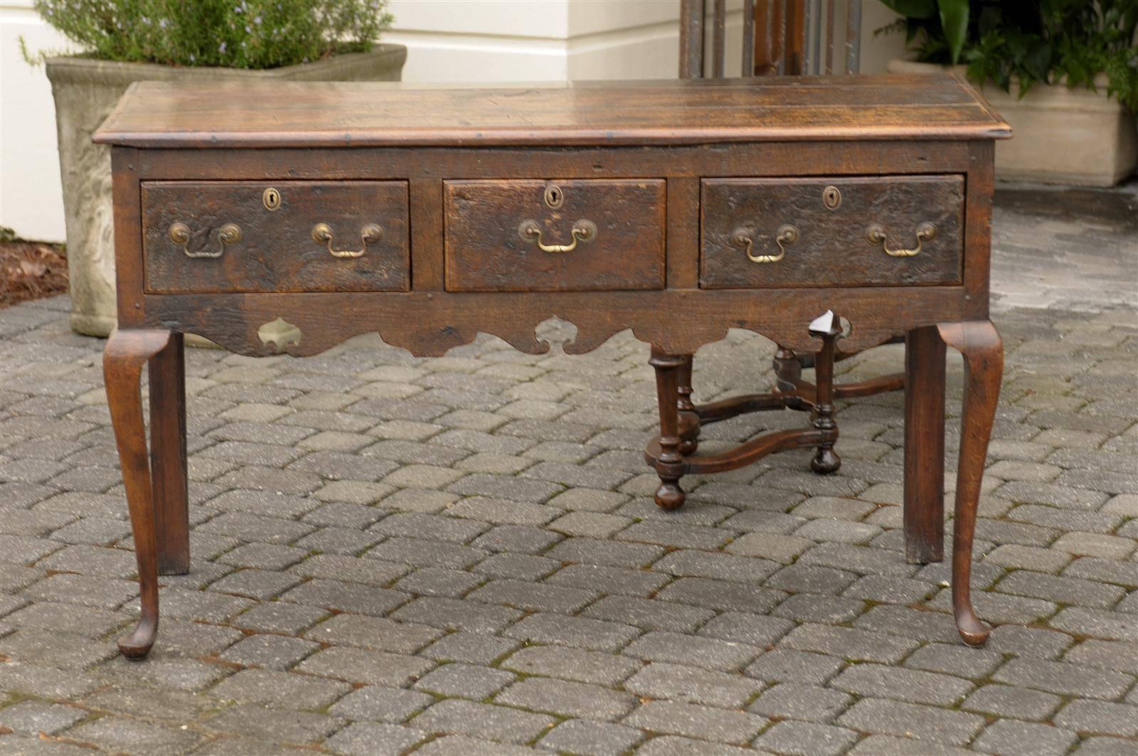 English Late 18th Century Oak Server with Three Drawers and Cabriole Legs For Sale 3