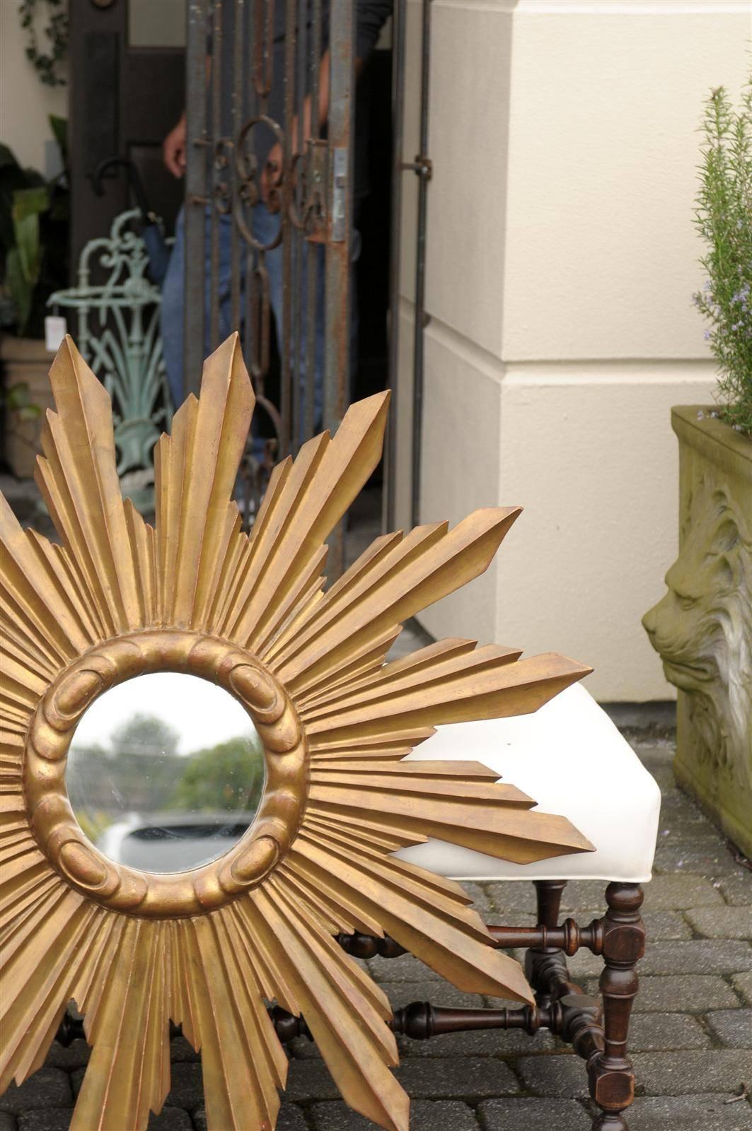 French Large Size Sunburst Mirror from the 1940s with Sunrays of Varying Sizes In Good Condition For Sale In Atlanta, GA