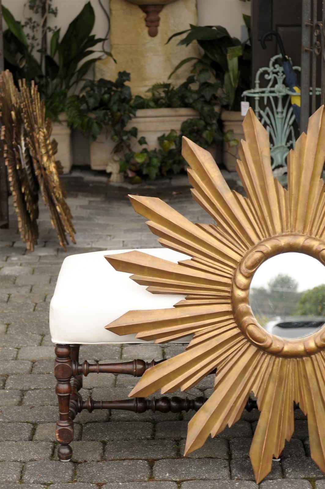 French Large Size Sunburst Mirror from the 1940s with Sunrays of Varying Sizes For Sale 1