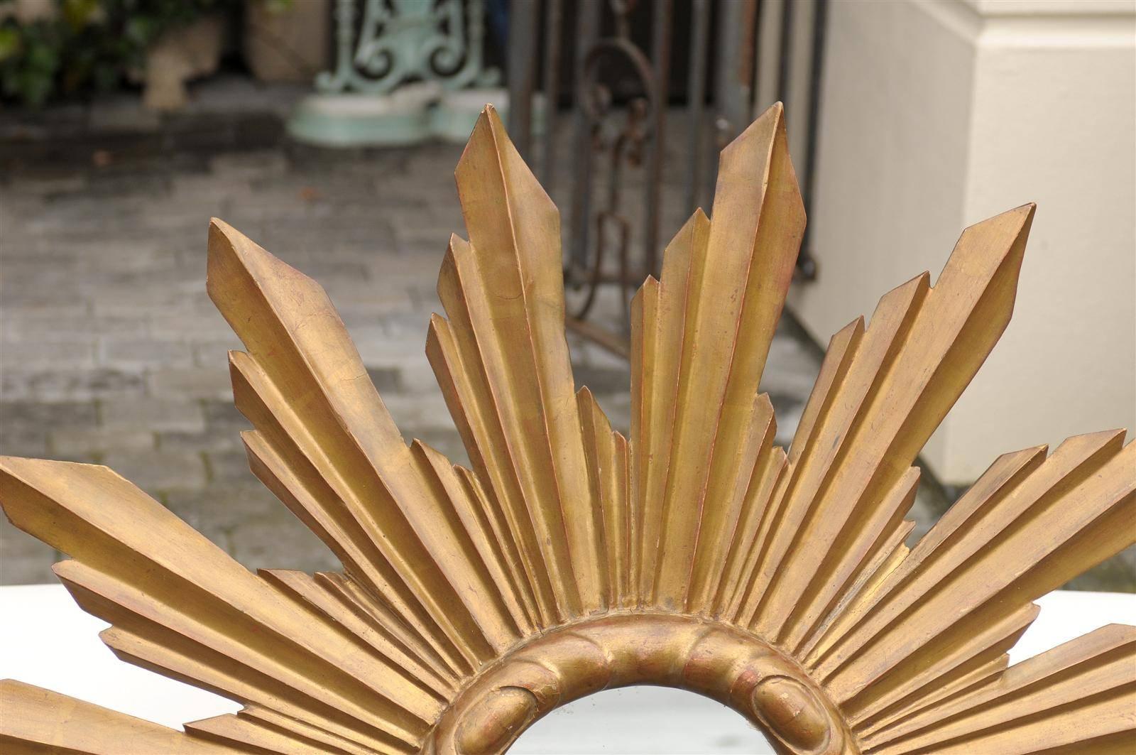 French Large Size Sunburst Mirror from the 1940s with Sunrays of Varying Sizes For Sale 2