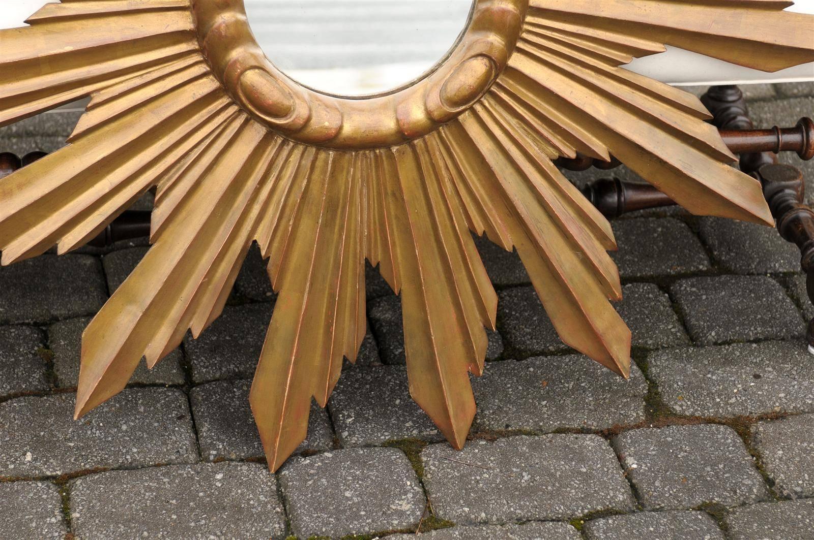 French Large Size Sunburst Mirror from the 1940s with Sunrays of Varying Sizes For Sale 3