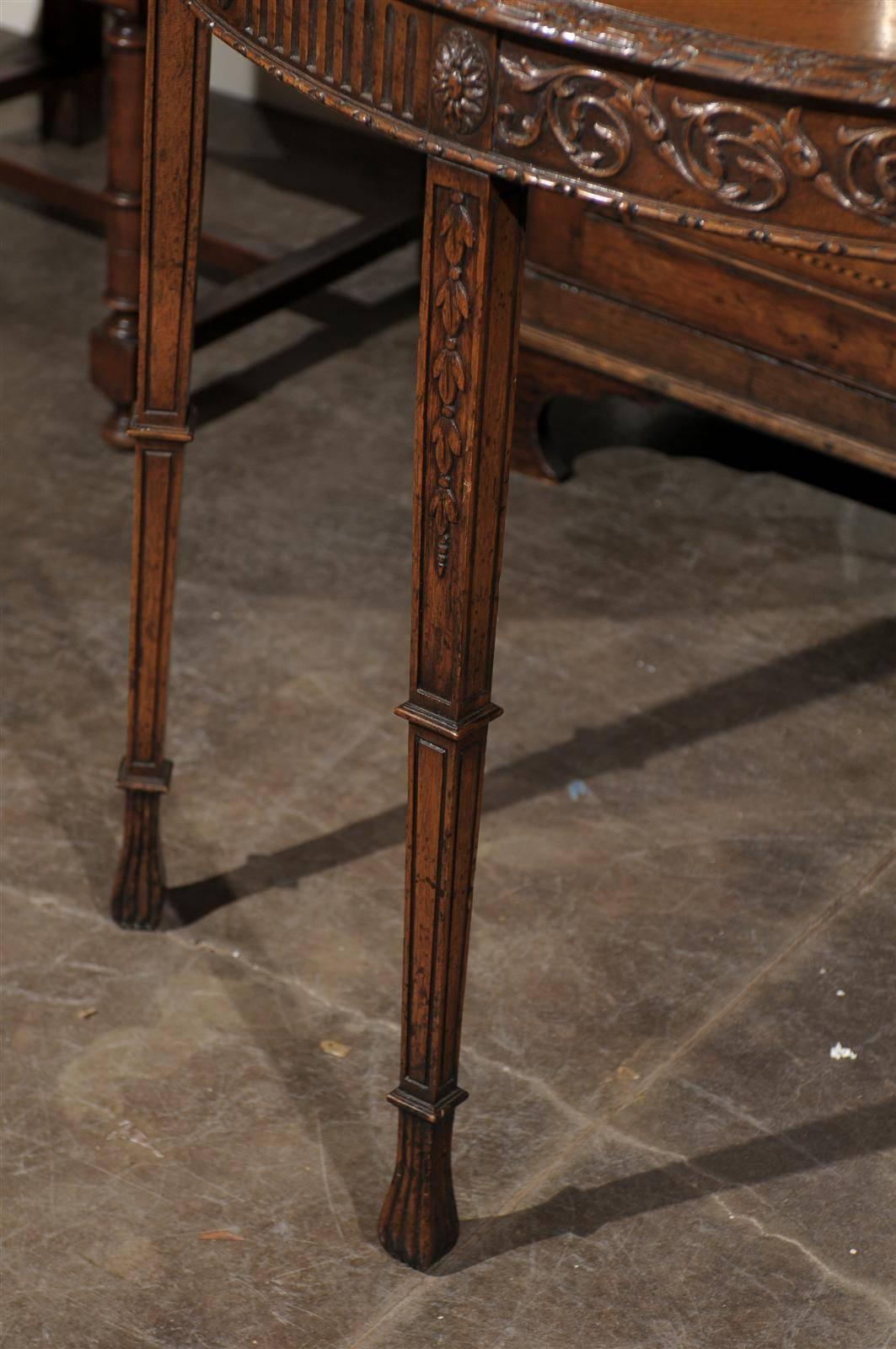 Englischer Demi-Lune-Tisch aus Holz mit geschnitzter Schürze, um die Jahrhundertwende im Angebot 4