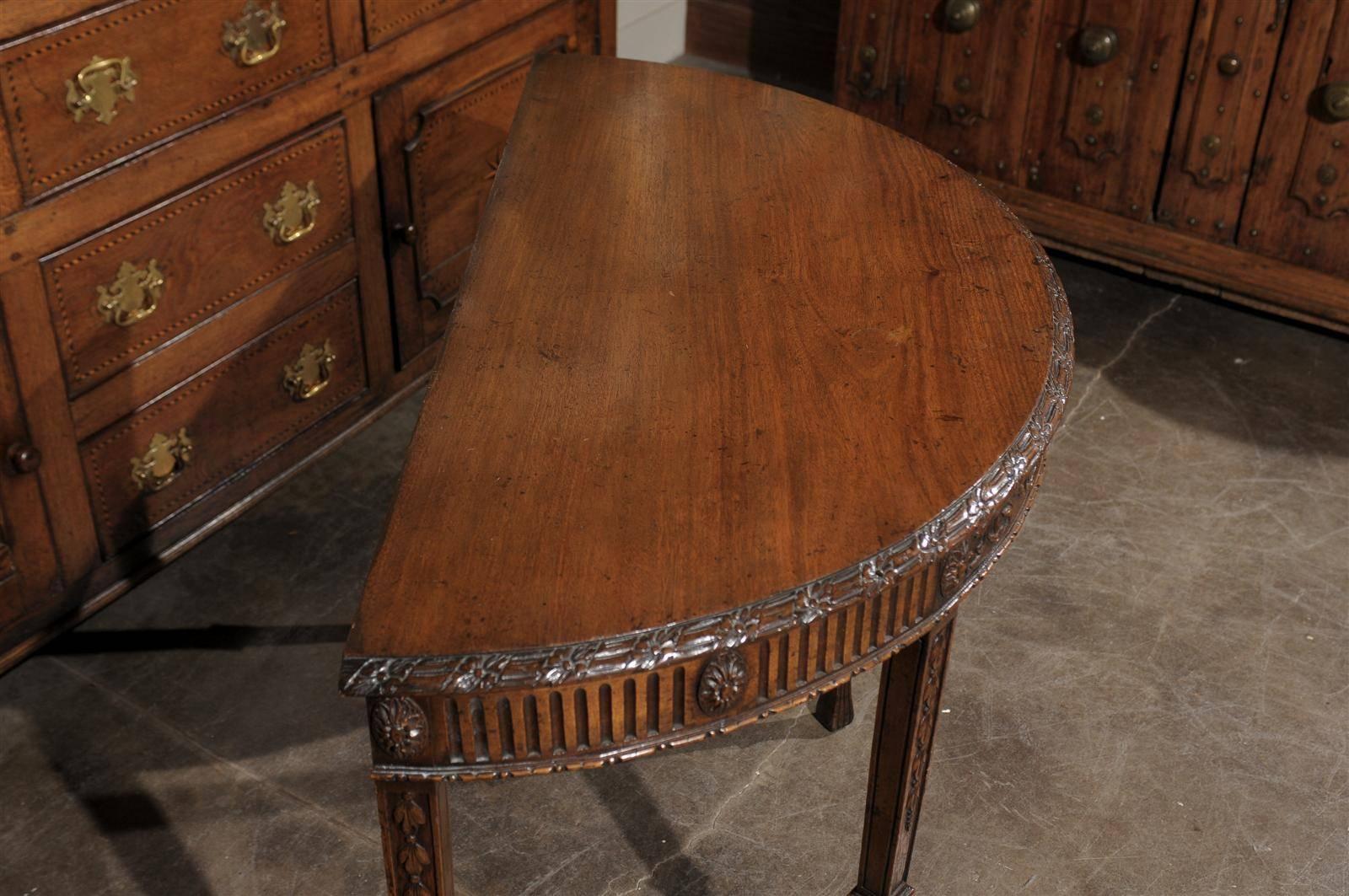 Englischer Demi-Lune-Tisch aus Holz mit geschnitzter Schürze, um die Jahrhundertwende im Angebot 5