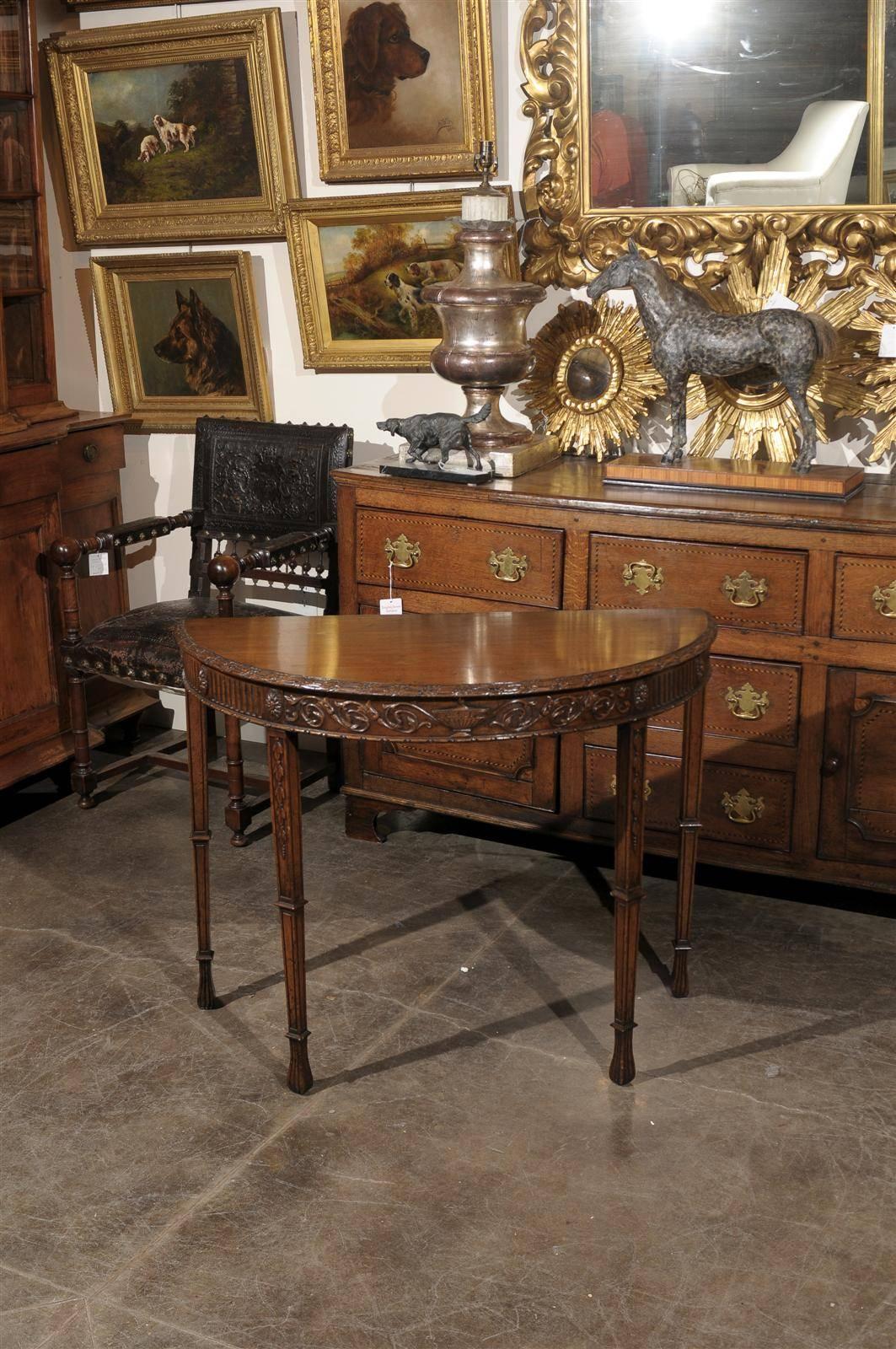 Englischer Demi-Lune-Tisch aus Holz mit geschnitzter Schürze, um die Jahrhundertwende (Geschnitzt) im Angebot