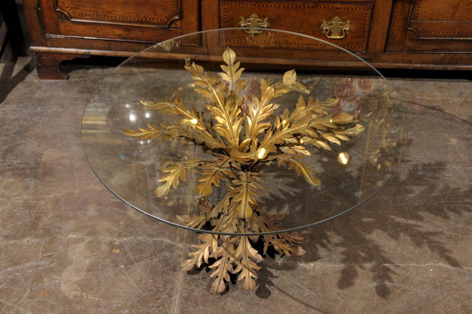 Mesa redonda con pedestal de hojas de metal dorado y tapa de cristal, italiana de mediados del siglo XX Vidrio en venta