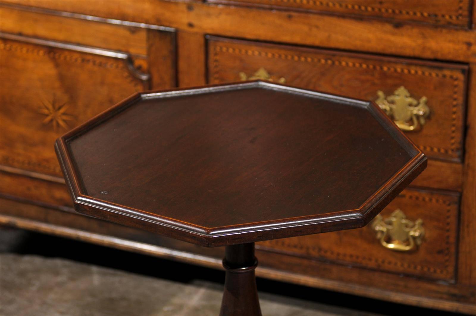 Wood English Georgian Pedestal Guéridon Table with Octagonal Tray Top Circa 1780