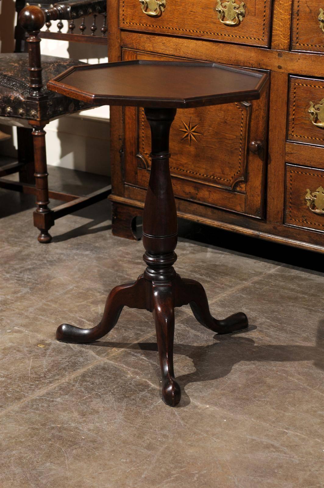 This English Georgian pedestal guéridon table from the late 18th century features an octagonal tray top with raised edge over a turned pedestal. The table gently rests on a tripod base. With a simple elegance, beautiful finish and convenient top,