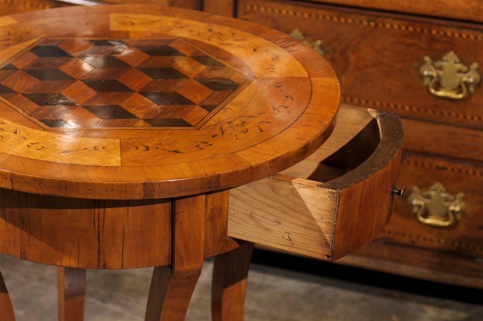 Italian Round Side Table with Cube Parquetry Inlay from the Early 19th Century 3