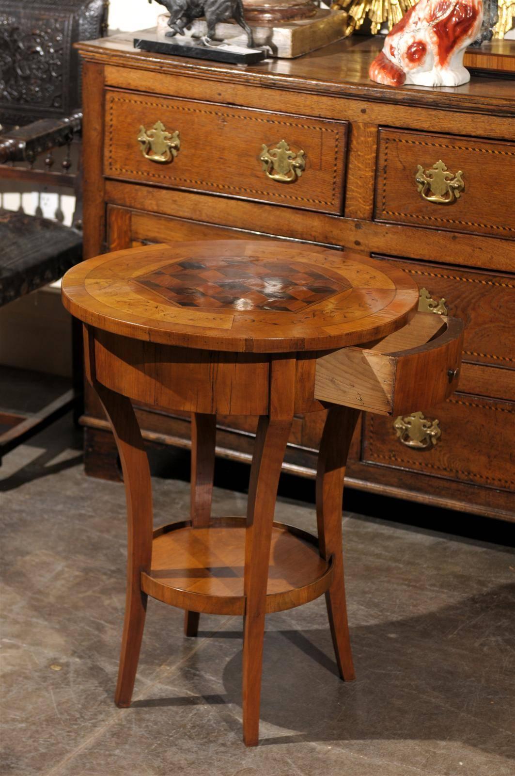 Italian Round Side Table with Cube Parquetry Inlay from the Early 19th Century 2