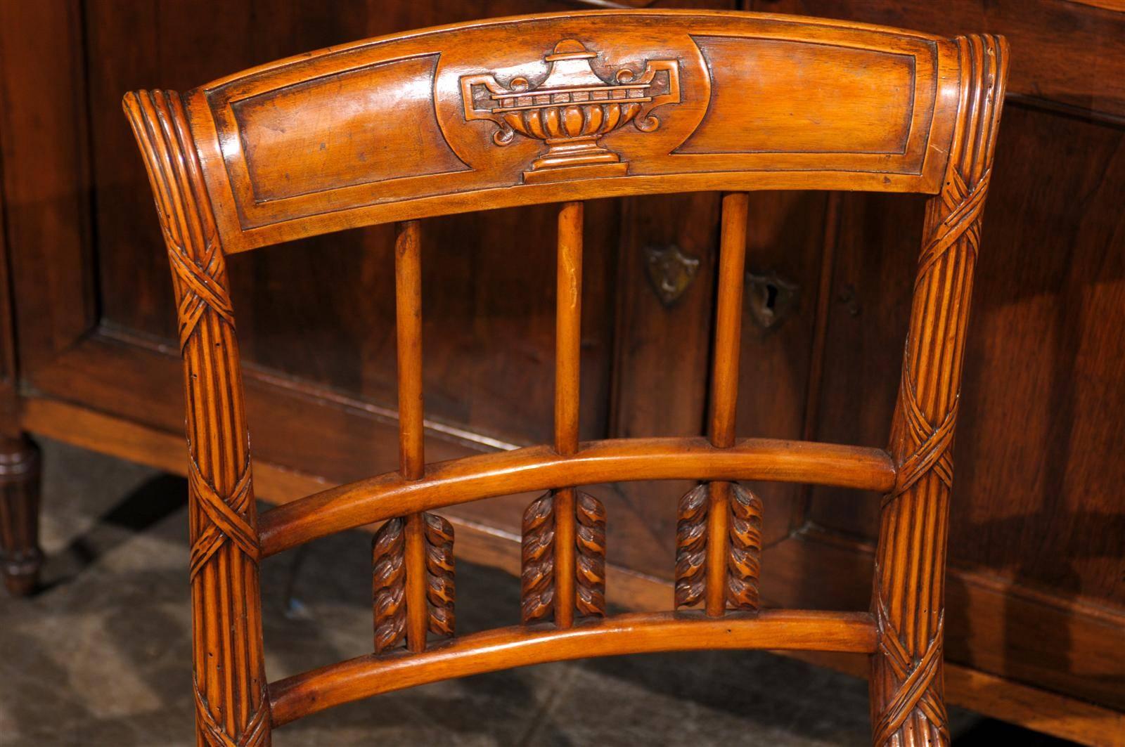 Geschnitzter Sessel mit geschnitzter Rückenlehne und Sitz aus Nadelspitze aus dem frühen 20. Jahrhundert (Französisch) im Angebot