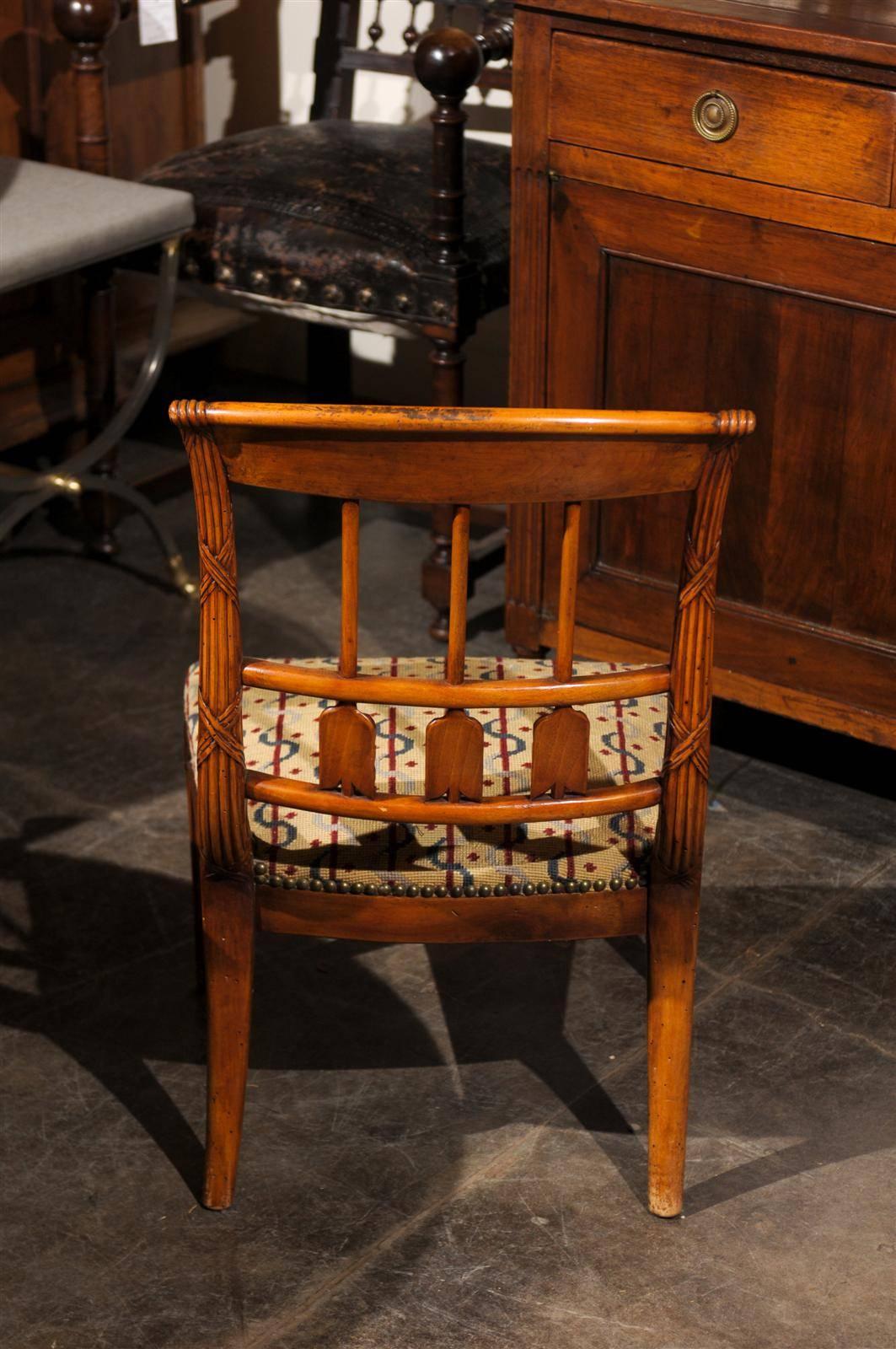 20ième siècle Chaise pantoufle à dossier sculpté et assise en tapisserie à l'aiguille du début du 20ème siècle en vente