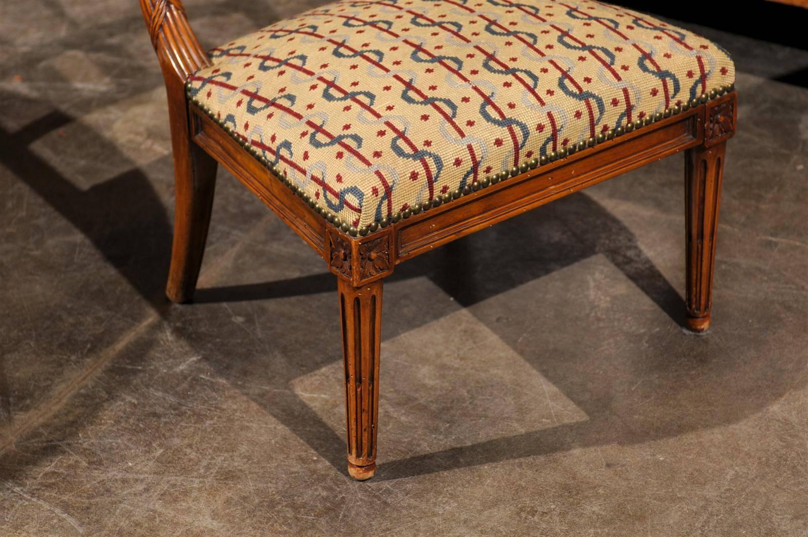 Chaise pantoufle à dossier sculpté et assise en tapisserie à l'aiguille du début du 20ème siècle Bon état - En vente à Atlanta, GA