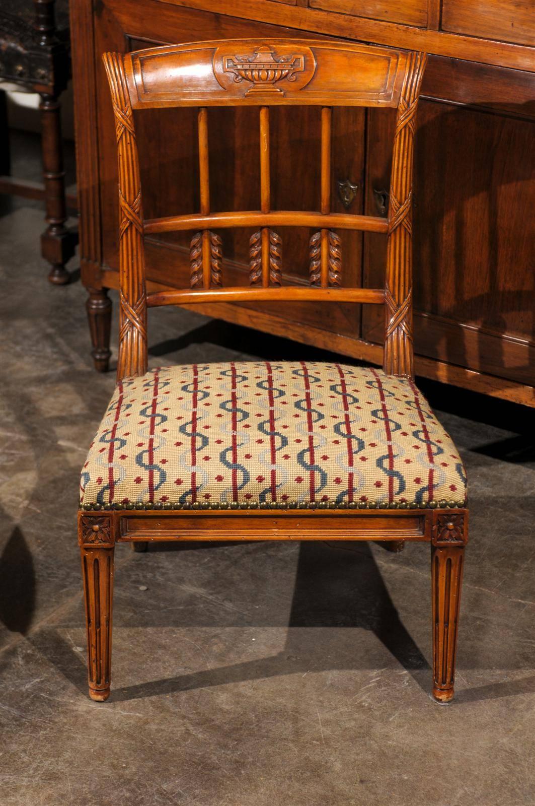 Bois Chaise pantoufle à dossier sculpté et assise en tapisserie à l'aiguille du début du 20ème siècle en vente
