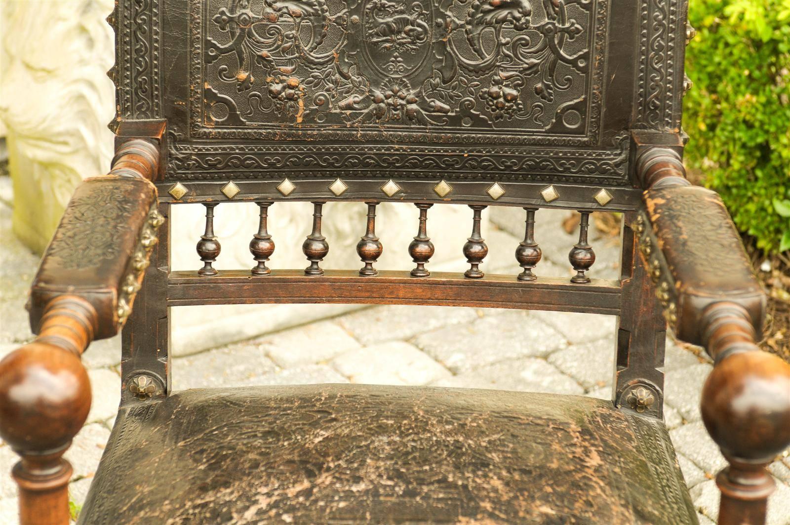 Französischer gepolsterter Holzsessel aus geprägtem Leder des 19. Jahrhunderts mit offenen Armlehnen im Angebot 2